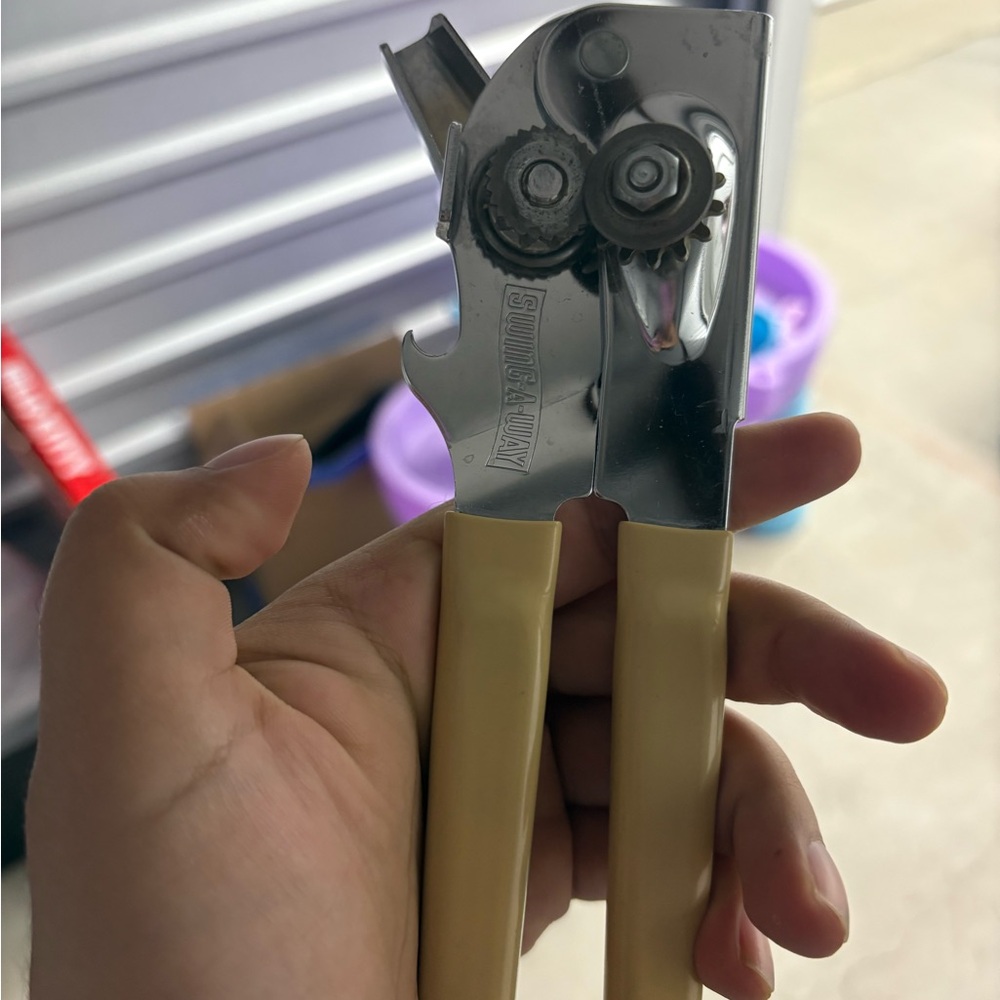 Swing-A-Way Can Opener with Cream Handles Vintage